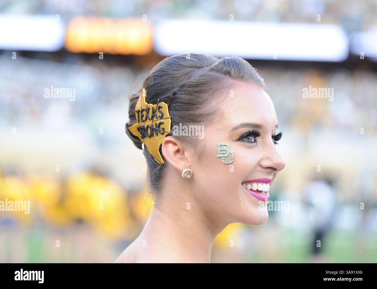 9 settembre 2017: Cheerleader dei Baylor Bears alla partita di football NCAA tra i Baylor Bears e gli UTSA Roadrunners al McLane Stadium di Waco, Texas. Matthew Lynch/CSM(immagine di credito: &Copy; Matthew Lynch/CSM tramite filo ZUMA) Foto Stock