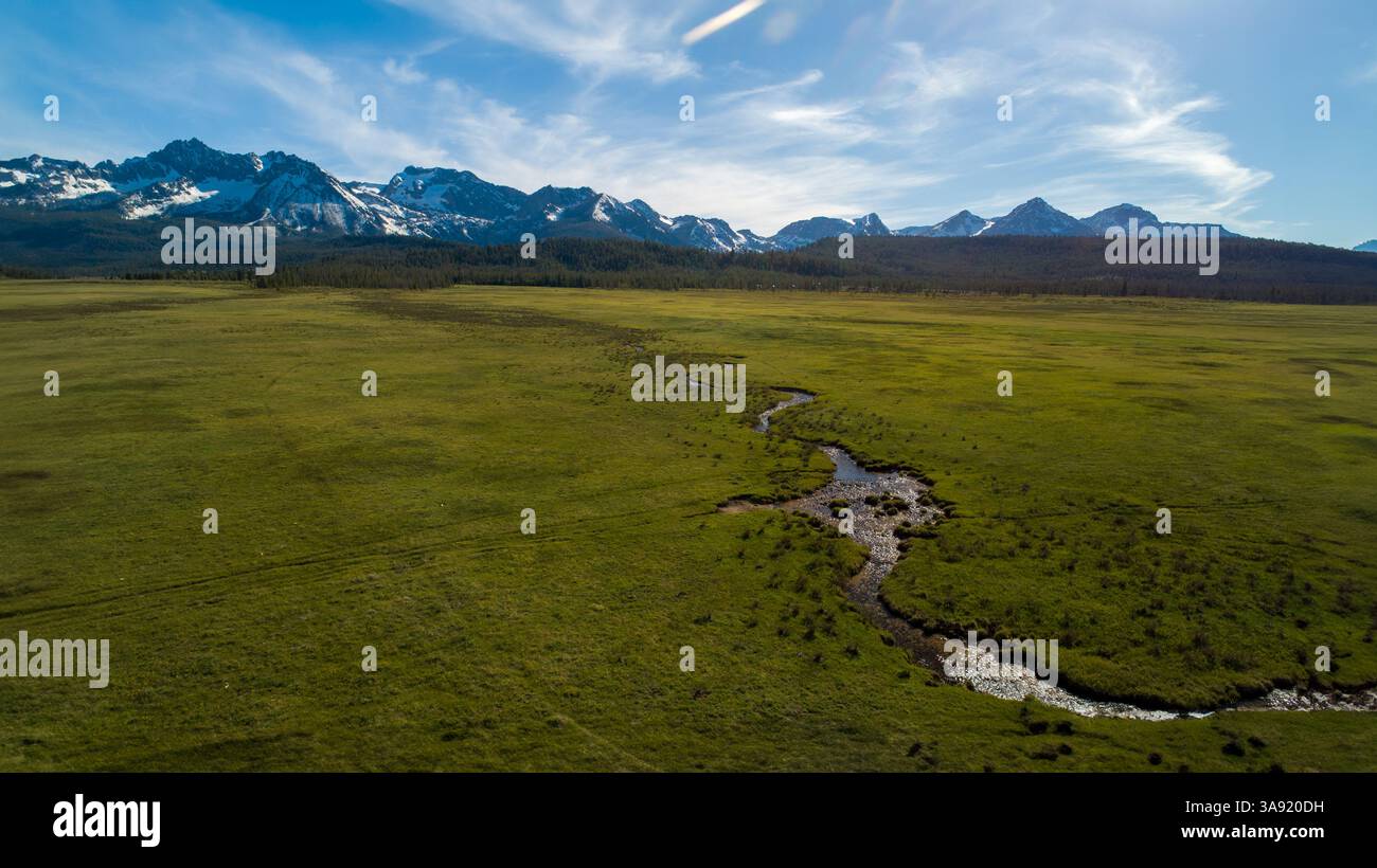 Un grande campo aperto con un fiume che lo attraversa Foto Stock