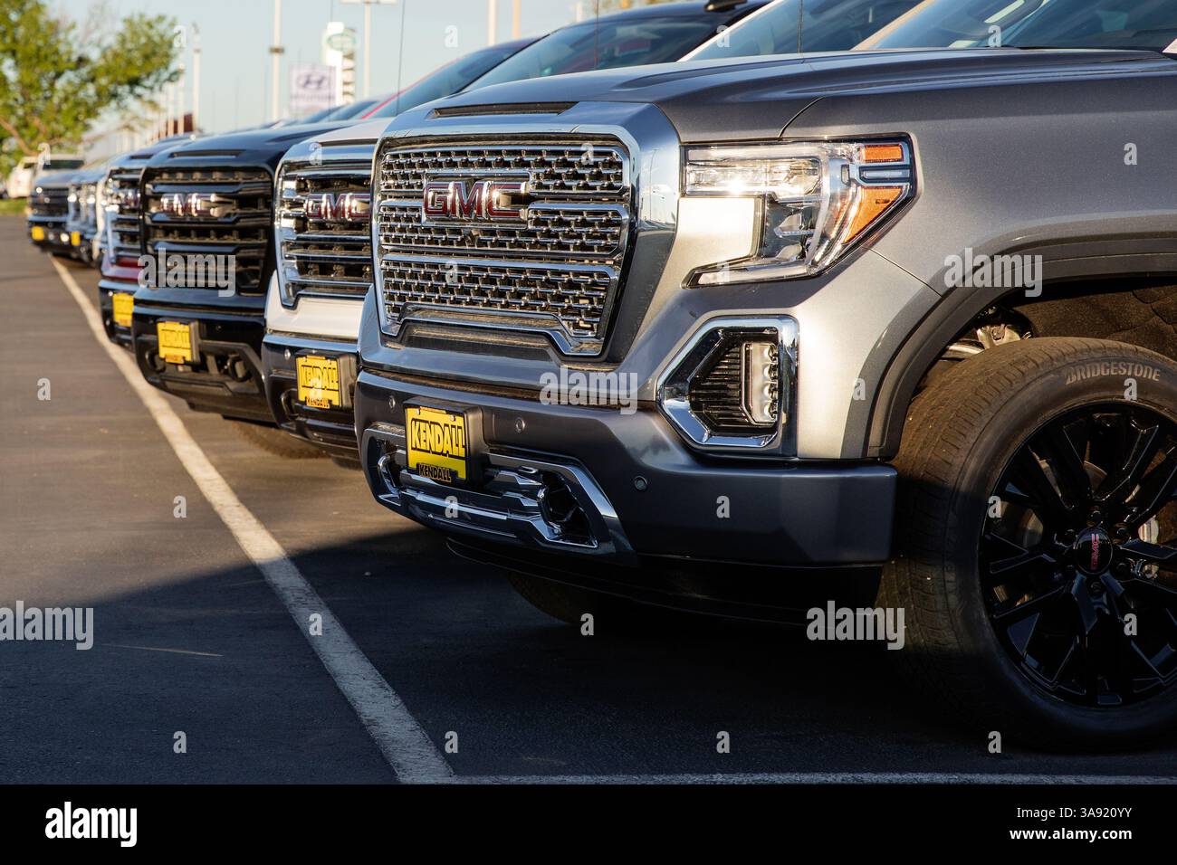 Una fila di camion è parcheggiata in un parcheggio Foto Stock Una fila di camion è parcheggiata in un parcheggio Foto Stock