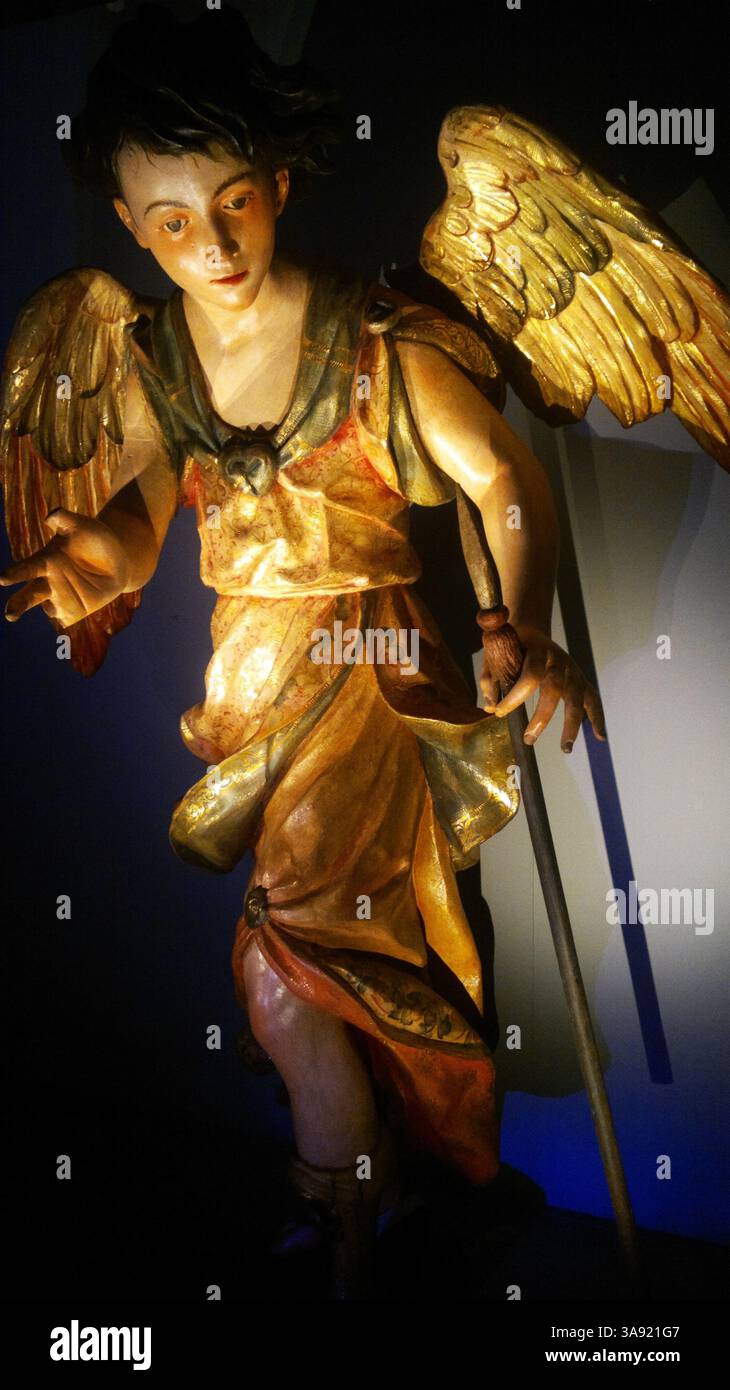 Angelo della sacrestia (1699) della cattedrale di Siviglia dello scultore barocco spagnolo Pedro Roldancon policromia di Valdes Leal Foto Stock
