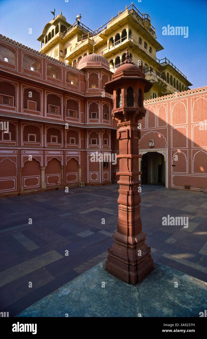 Chokri Sarhad, o Palazzo della città, costruito nel XVIII secolo, mescola l'architettura Mughal e Rajput - l'ex famiglia reale vive ancora in parte del palazzo - Jaipur Foto Stock