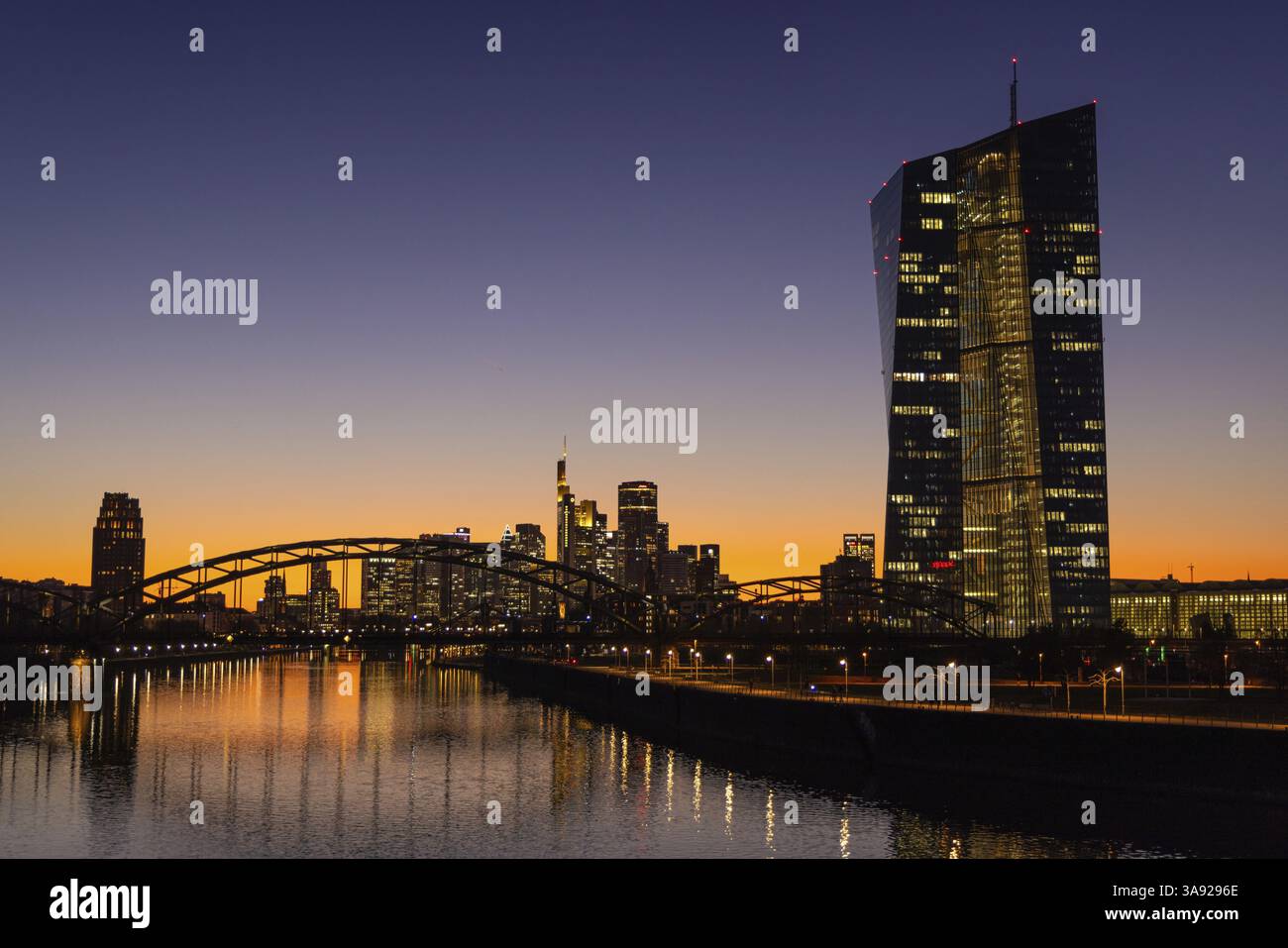 Le luci degli uffici della Banca centrale europea (BCE) e lo skyline di Francoforte si illuminano la sera dopo il tramonto, Osthafen, Francoforte sul meno, Foto Stock