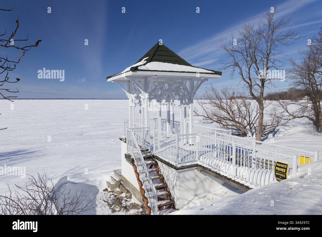 Inverno, piccolo padiglione privato vicino al fiume San Lorenzo ricoperto di neve e ghiaccio, Lery, provincia del Quebec, Canada, Nord America Foto Stock