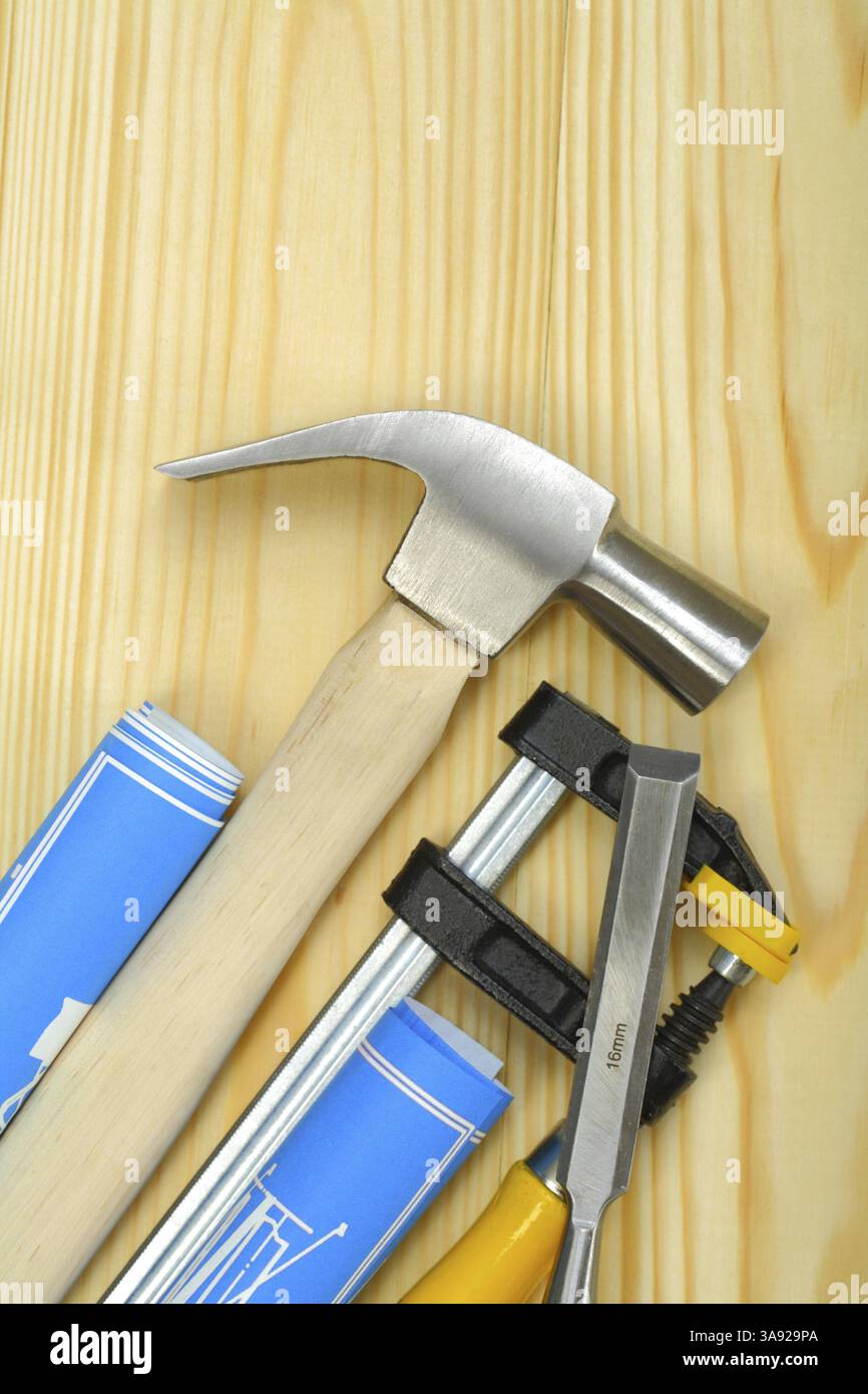 Martello e morsa per carpentiere con progetti scalpello Foto Stock