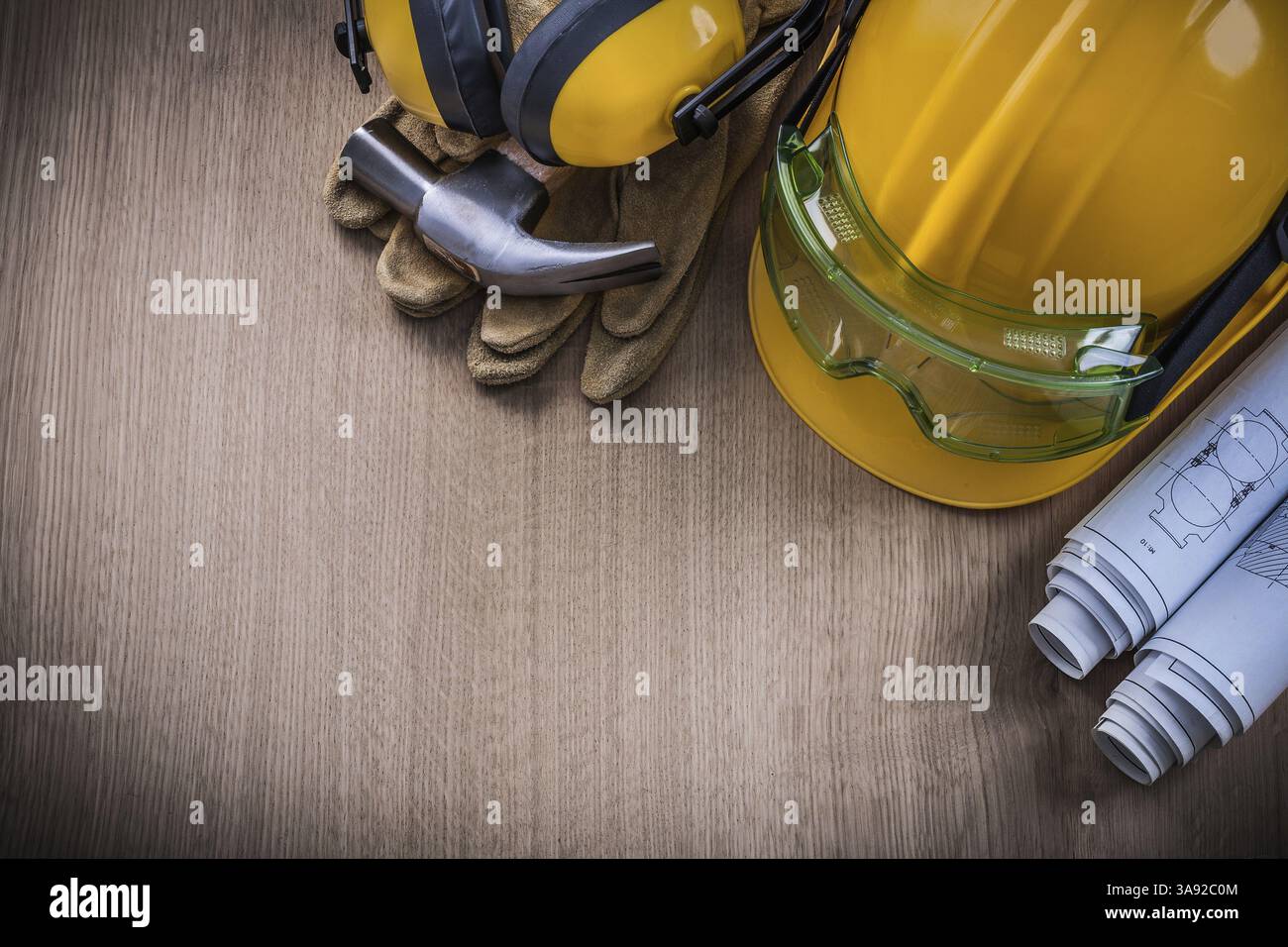 Occhiali di sicurezza Hammer Blueprint guanti protettivi elmetti cuffie Foto Stock