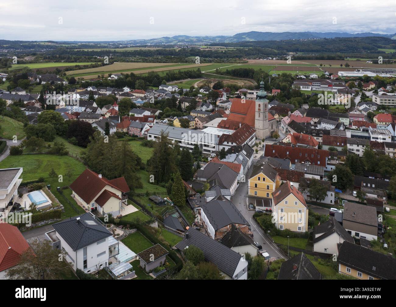 Immagine droni, vista del villaggio con chiesa parrocchiale, Sierning, Traunviertel, alta Austria, Austria, Europa Foto Stock