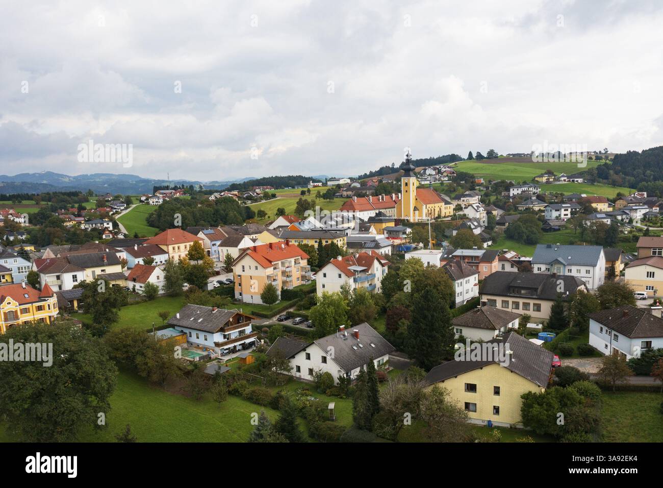 Immagine del drone, veduta del villaggio con chiesa parrocchiale, Muenzbach, Muehlviertel, alta Austria, Austria, Europa Foto Stock