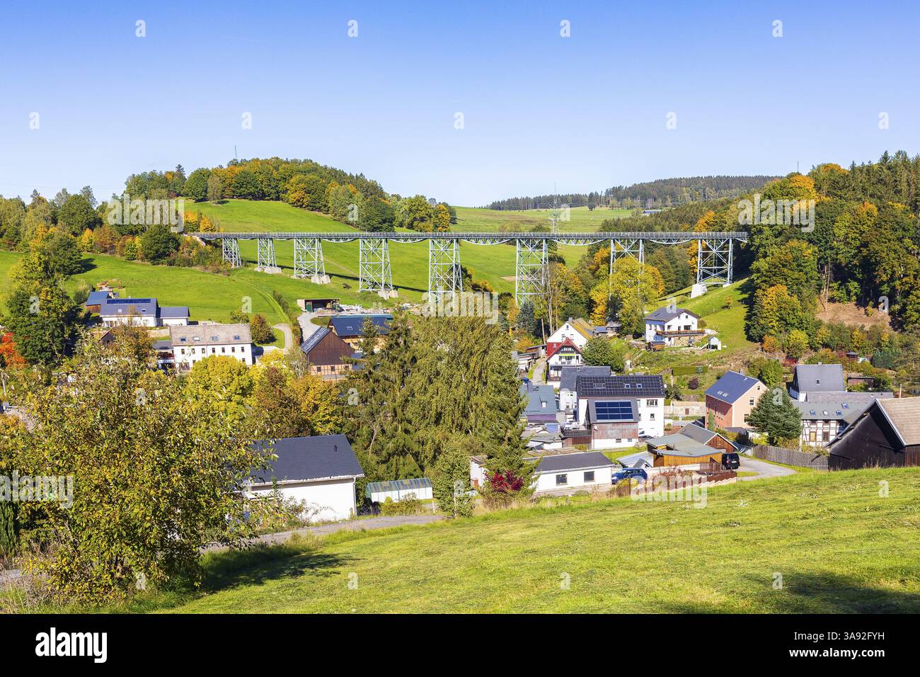 Vista sulla città con viadotto Markersbach, storico ponte ferroviario in metallo a Raschau-Markersbach, Erzgebirge, Sassonia, Germania, Europa Foto Stock