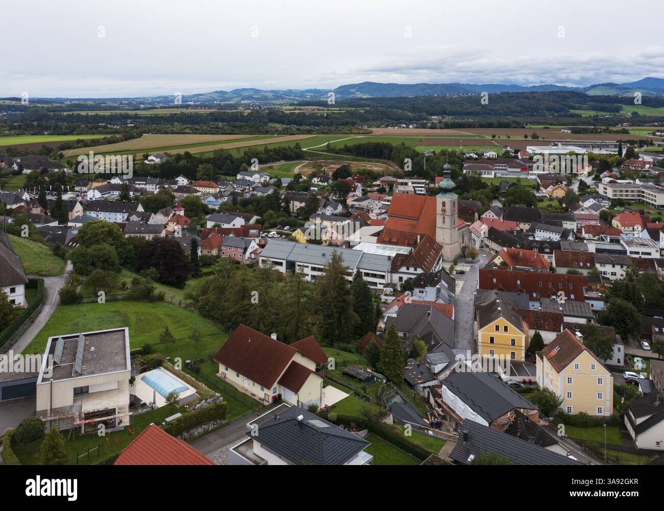 Immagine droni, vista del villaggio con chiesa parrocchiale, Sierning, Traunviertel, alta Austria, Austria, Europa Foto Stock