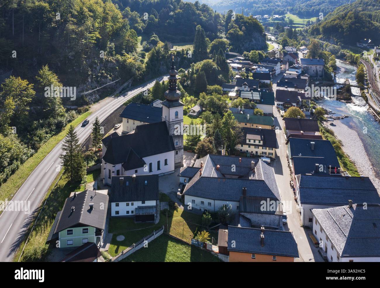 Immagine del drone, fiume Traun, veduta della città con chiesa parrocchiale, Lauffen, Salzkammergut, alta Austria, Austria, Europa Foto Stock