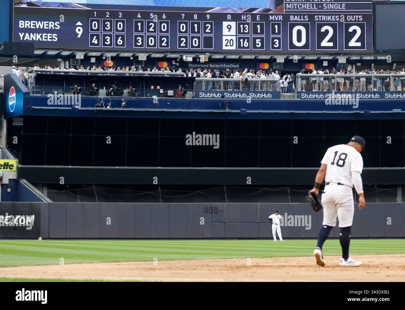 Bronx, Stati Uniti. 29 marzo 2025. I fielders dei New York Yankees giocano il nono inning contro i Milwaukee Brewers allo Yankee Stadium sabato 29 marzo 2025 a New York City. Gli Yankees sconfissero i Brewers 20-9. Foto di John Angelillo/UPI credito: UPI/Alamy Live News Foto Stock