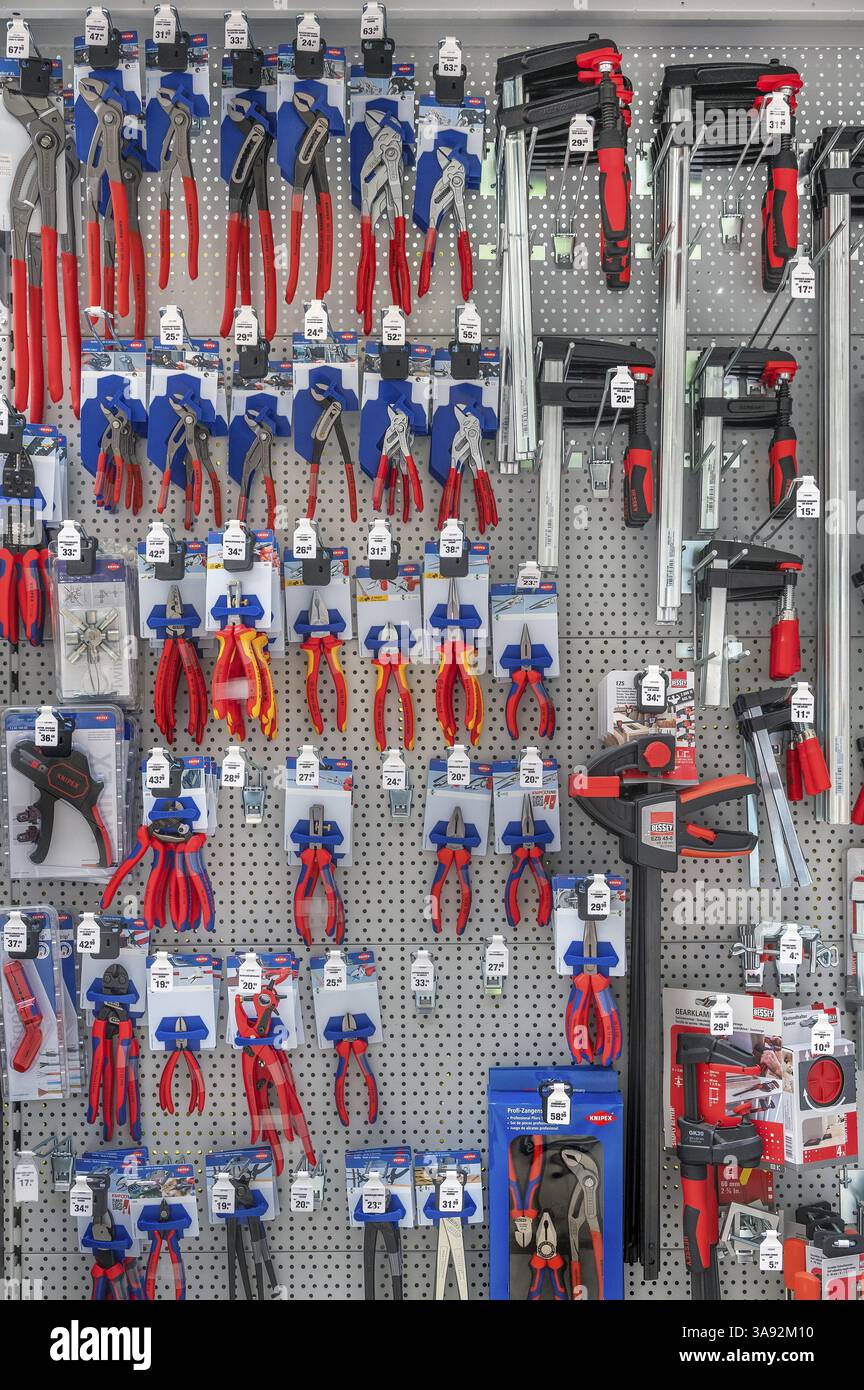 Parete con pinze e morsetti a vite in un negozio fai da te, Allgaeu, Svevia, Baviera, Germania, Europa Foto Stock
