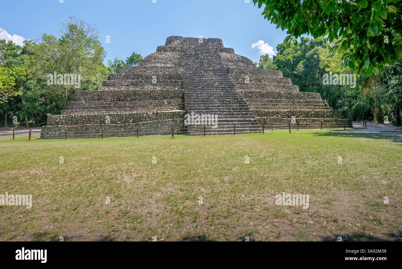 Scalini alle rovine della piramide di pietra Maya a Chacchoben a Quintana Roo, Messico Foto Stock