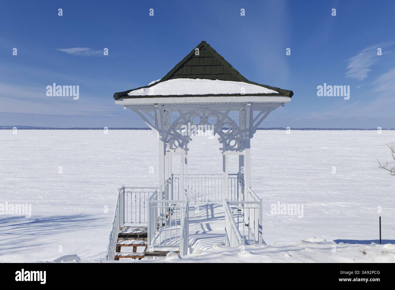 Inverno, piccolo padiglione privato vicino al fiume San Lorenzo ricoperto di neve e ghiaccio, Lery, provincia del Quebec, Canada, Nord America Foto Stock