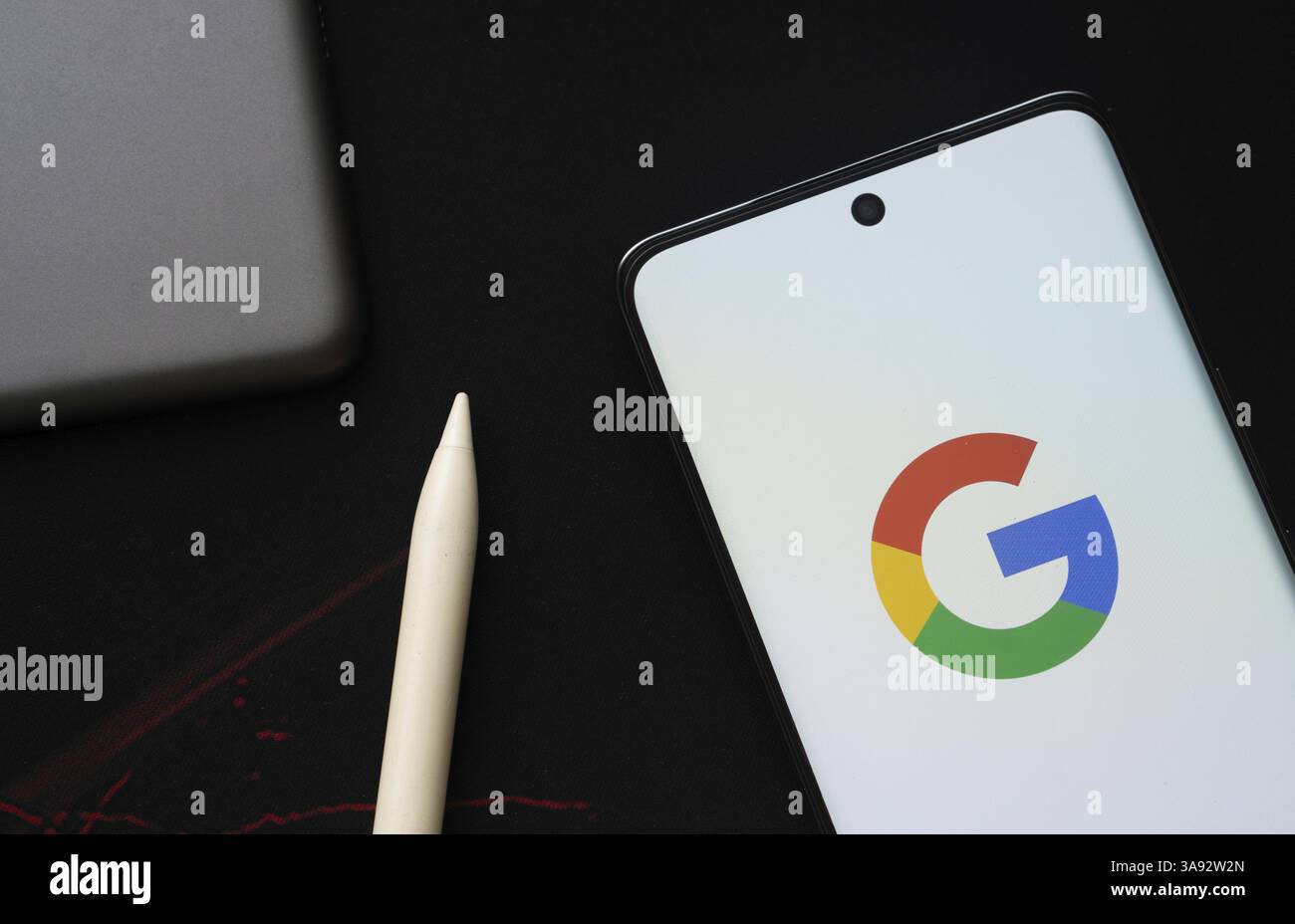 Il logo di Google viene visualizzato sullo schermo di uno smartphone Foto Stock