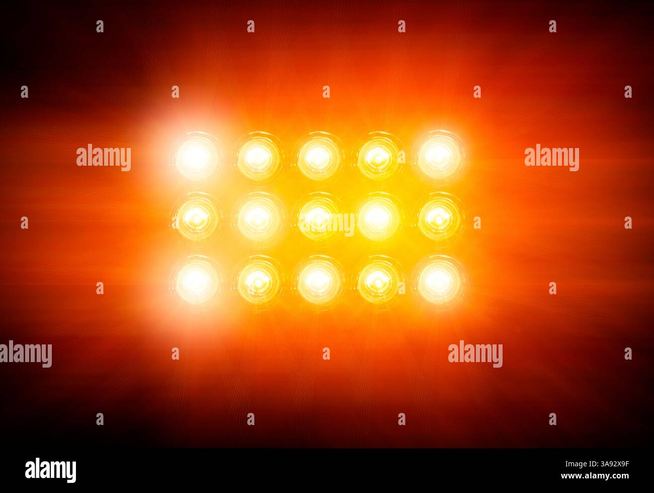 Faretto a incandescenza in stile vintage. Riflettore su pellicola. Lampadine che emettono una luce calda e dorata. Sfondo perfetto per un tema cinematografico Foto Stock