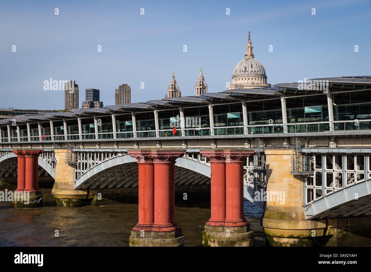 Cupola della Cattedrale di St Paul che si erge sopra il tetto della stazione Blackfriars Foto Stock