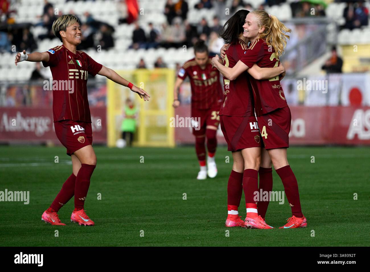 Roma, Italia. 29 marzo 2025. Marta Pandini di AS Roma (c) festeggia con Moeka Minami (l) e Kathrine Kuhl dopo aver segnato il gol di 1-0 durante la partita di calcio di serie A 2024/2025 femminile tra AS Roma e ACF Fiorentina allo stadio tre Fontane di Roma (Italia), 29 marzo 2025. Crediti: Insidefoto/Alamy Live News Foto Stock