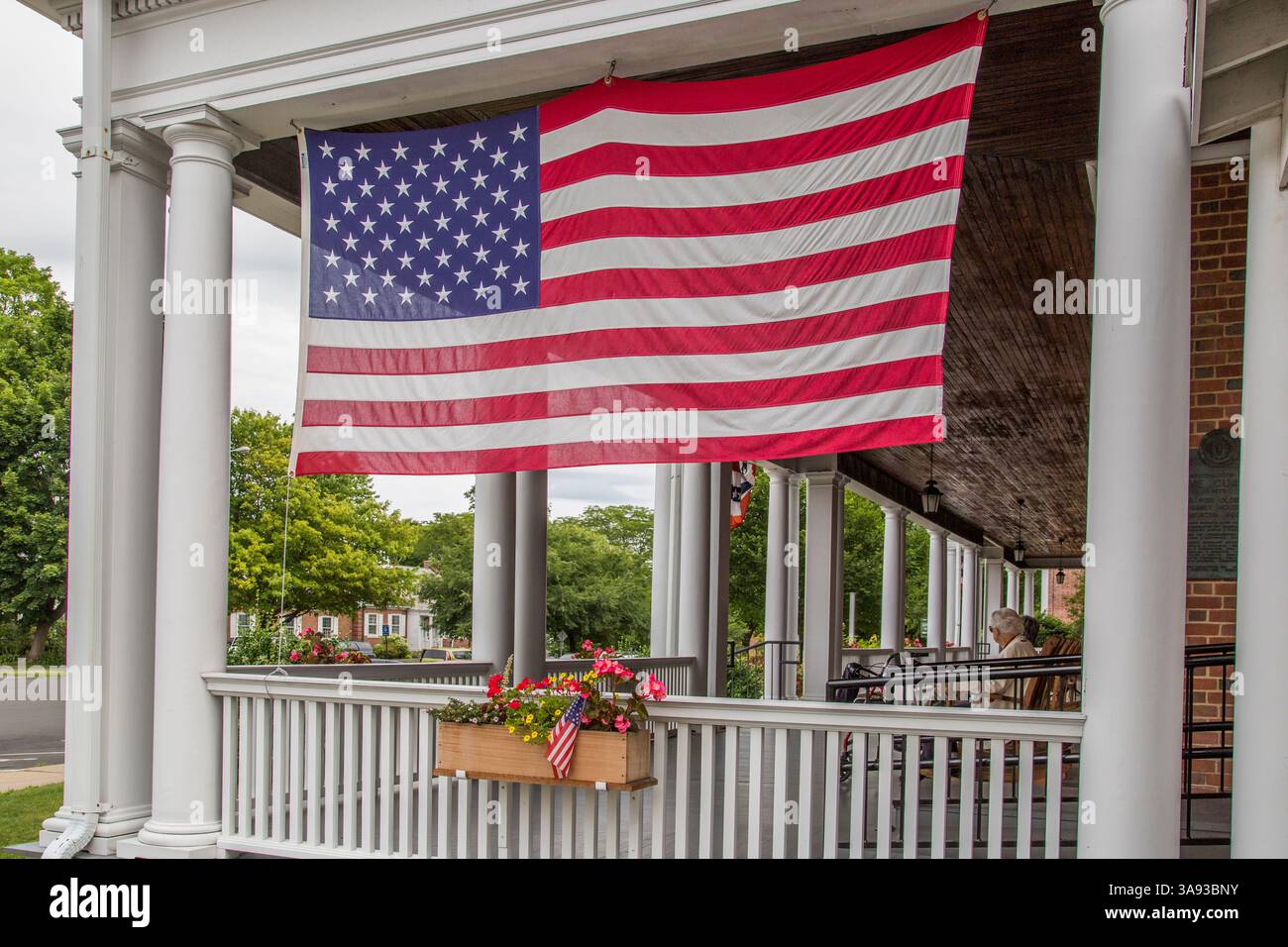 Una bandiera americana è appesa al Curtis Hotel di Lenox, Massachusetts Foto Stock