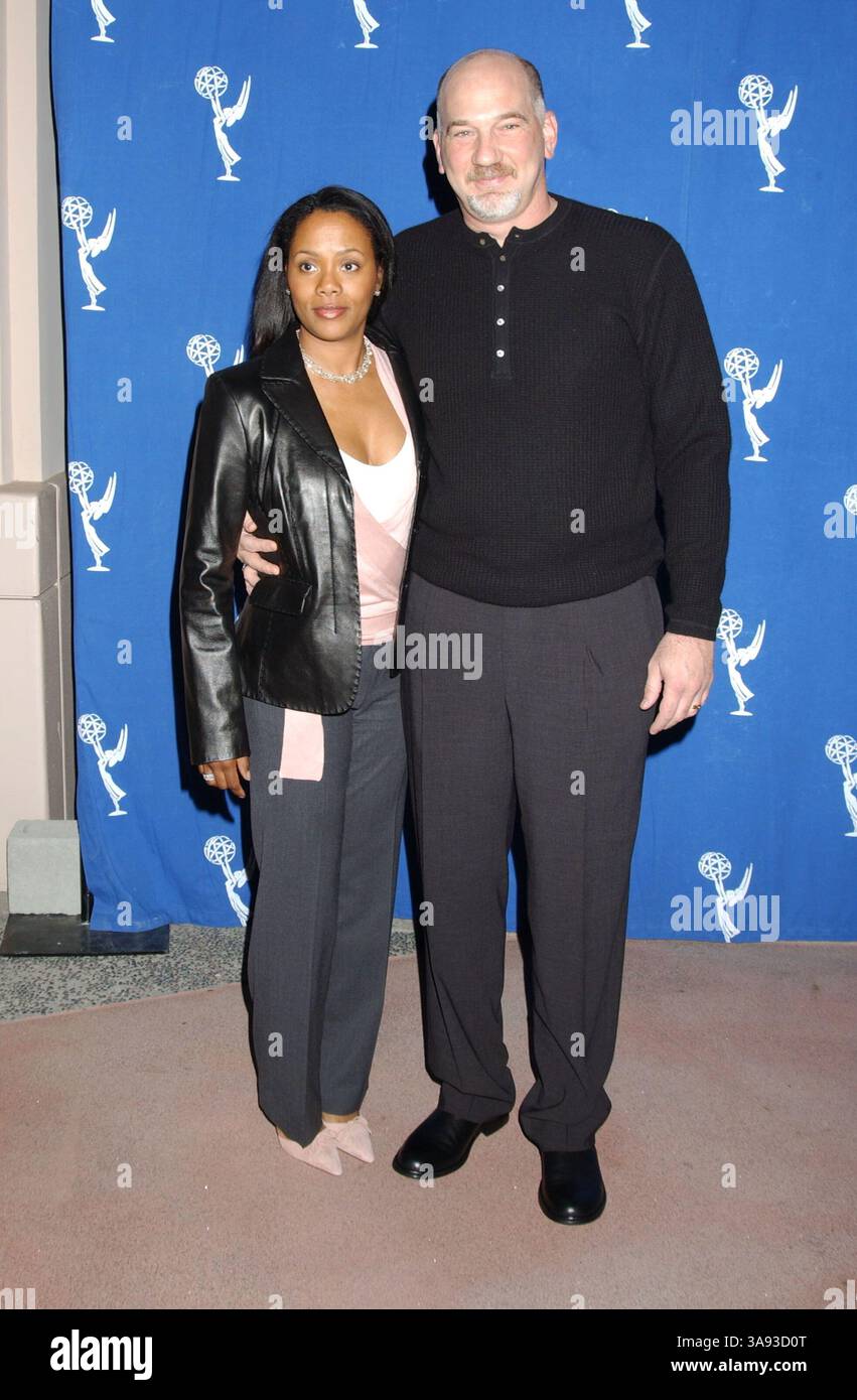 17 febbraio 2004 - North Hollywood, CA, Stati Uniti - 17 febbraio 2004; North Hollywood, CA, Stati Uniti; regista e produttore esecutivo ROB SCHILLER e moglie Barbara durante uno sguardo esclusivo dietro le quinte della commedia della CBS "King of Queens" tenutasi presso l'Academy of Television Arts & Sciences, credito obbligatorio: foto di Laura Farr/AdMedia. (©) Copyright 2003 di Laura Farr Foto Stock