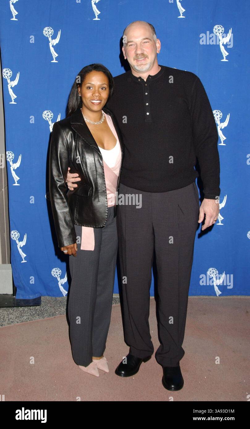 17 febbraio 2004 - North Hollywood, CA, Stati Uniti - 17 febbraio 2004; North Hollywood, CA, Stati Uniti; regista e produttore esecutivo ROB SCHILLER e moglie Barbara durante uno sguardo esclusivo dietro le quinte della commedia della CBS "King of Queens" tenutasi presso l'Academy of Television Arts & Sciences, credito obbligatorio: foto di Laura Farr/AdMedia. (©) Copyright 2003 di Laura Farr Foto Stock