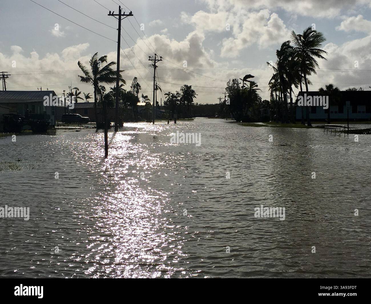 13 settembre 2017 - Everglades City, Florida, Stati Uniti - le strade di Everglades City sono diventate vie d'acqua dopo l'uragano Irma. Questa è Collier Avenue, la via principale. (Immagine di credito: © Kate Irby/TNS via ZUMA Wire) Foto Stock