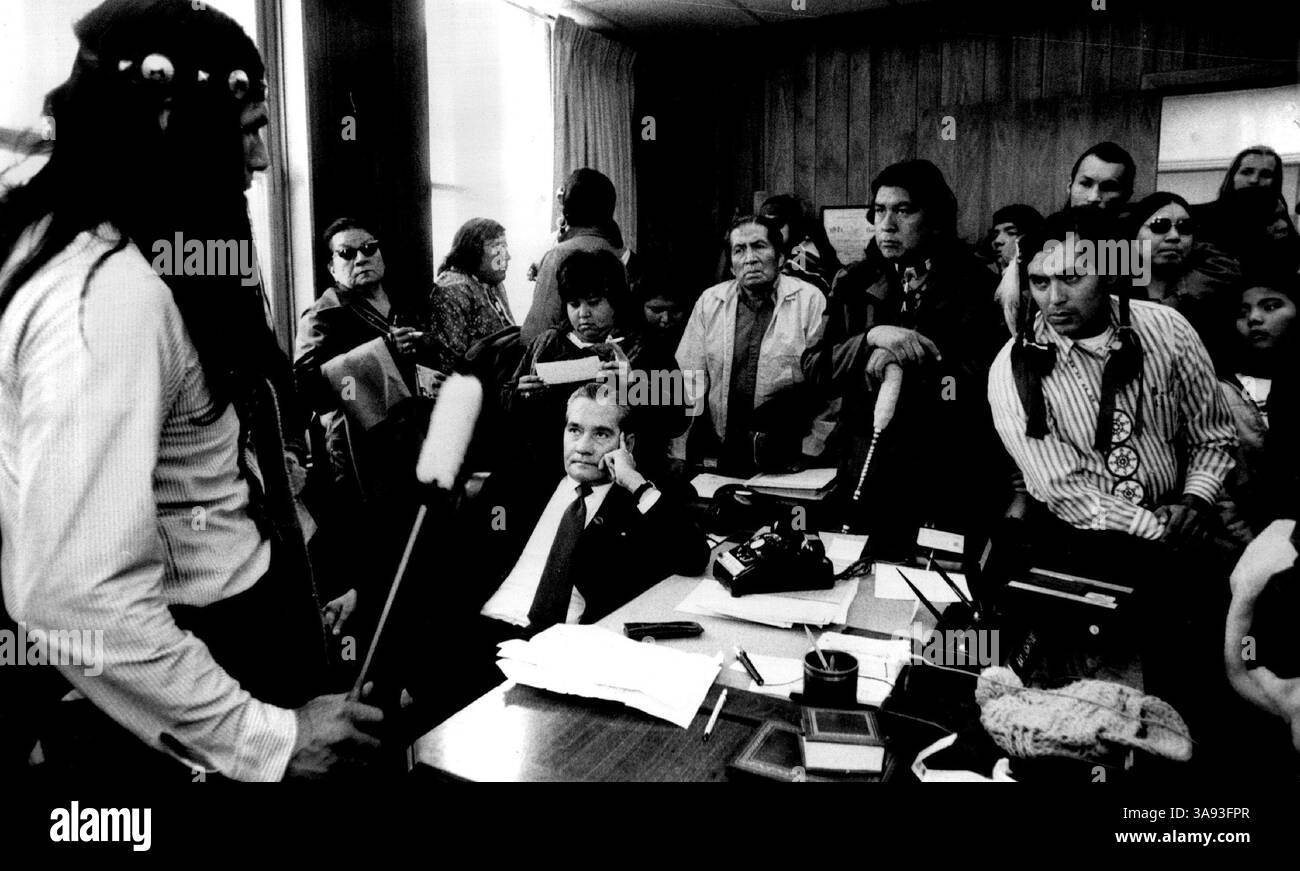 26 ottobre 1972 - USA - Dennis Banks, a sinistra, e circa 75 indiani americani da 12 stati circondarono l'area BIA Director Ray Lightfoot, seduto nel suo ufficio di Minneapolis il 26 ottobre 1972. Circa 200 indiani americani si affollarono nell'ufficio di Minneapolis del Bureau of Indian Affairs Wednesday e chiesero al direttore dell'area Ray Lightfoot di sostenere il loro movimento di protesta. (Immagine di credito: © Powell Krueger/TNS tramite filo ZUMA) Foto Stock