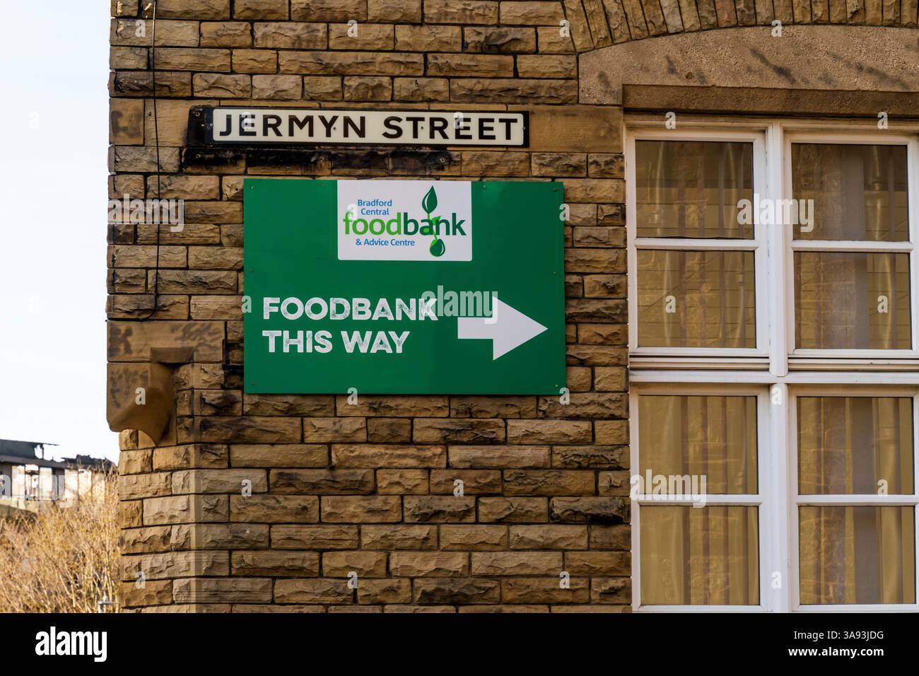 Segui le indicazioni per un Food Bank in una strada di Bradford, West Yorkshire. Foto Stock