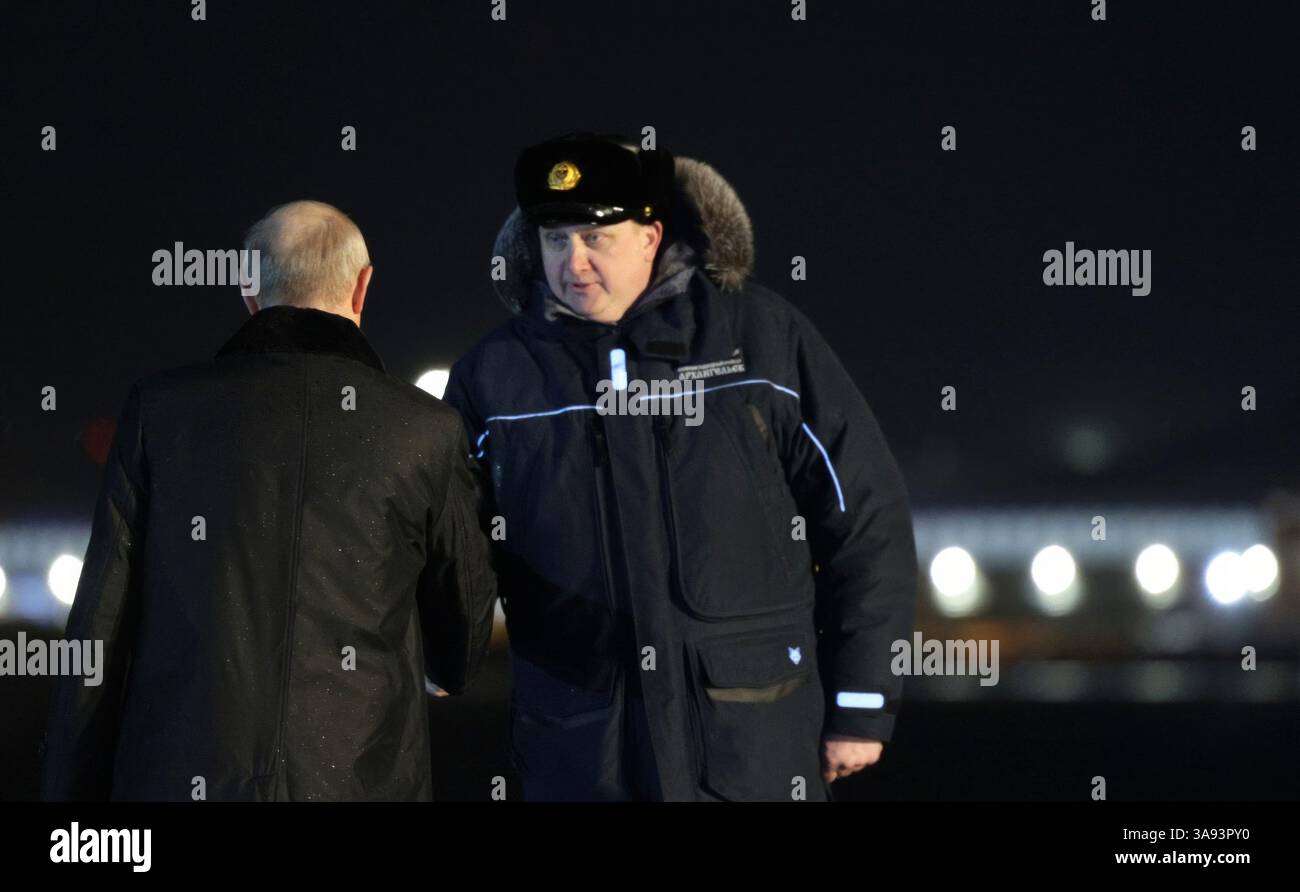 Severodvinsk, Russia. 27 marzo 2025. Il presidente russo Vladimir Putin, a sinistra, viene salutato dal direttore dell'Accademia navale di Kuznetsov, ammiraglio Nikolai Yevmenov, a destra, durante una visita al sottomarino di attacco nucleare classe K-564 Arkhangelsk Yasen, presso il cantiere navale Sevmash, il 27 marzo 2025 a Severodvinsk, Murmansk, Russia. Crediti: Gavriil Grigorov/piscina del Cremlino/Alamy Live News Foto Stock