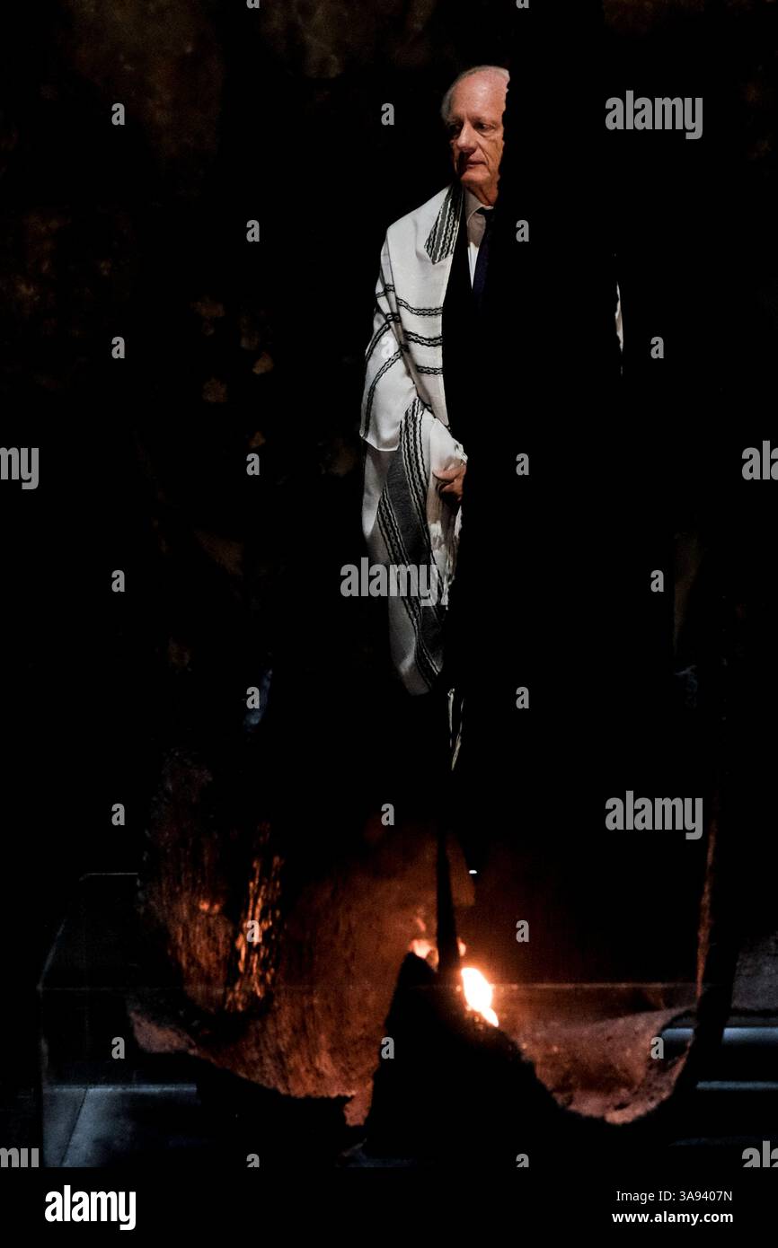 1 novembre 2017 - Gerusalemme, Israele - il primo ministro dell'Australia, MALCOLM TURNBULL, e la moglie LUCY TURNBULL, riaccendono la fiamma eterna e depongono una corona mentre partecipano a una cerimonia commemorativa nella sala della memoria. Il PM visitò il museo, partecipò a una cerimonia commemorativa, visitò il Children's Memorial e firmò il libro degli ospiti del museo. Turnbull è in Israele in occasione delle commemorazioni del centenario per le truppe ANZAC del 4° e 12° Reggimento australiano della 4° Brigata del Cavallo leggero che hanno preso parte alla liberazione di Beersheba il 31 ottobre 1917 nella prima guerra mondiale. (Credito a me Foto Stock