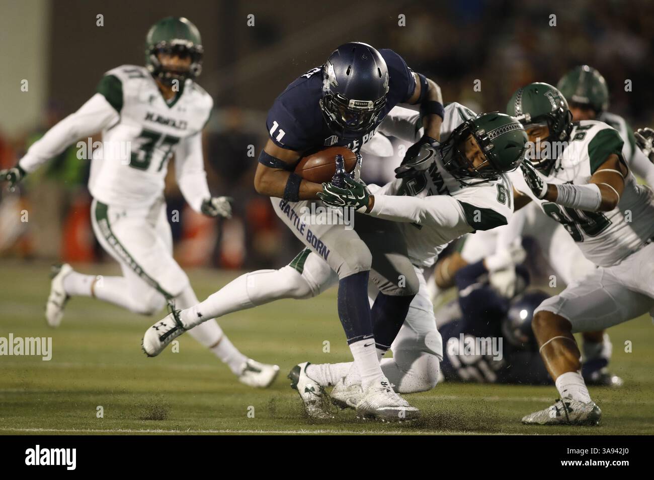 8 ottobre 2017 - Reno, CALIFORNIA, USA - il defensive lineman Wesley Faagau (61) abbatte il wide receiver del Nevada Wolf Pack Daiyan Henley (11) durante la prima metà della partita al Mackay Stadium di Reno, Nevada. (Immagine di credito: © David McIntyre via ZUMA Wire) Foto Stock