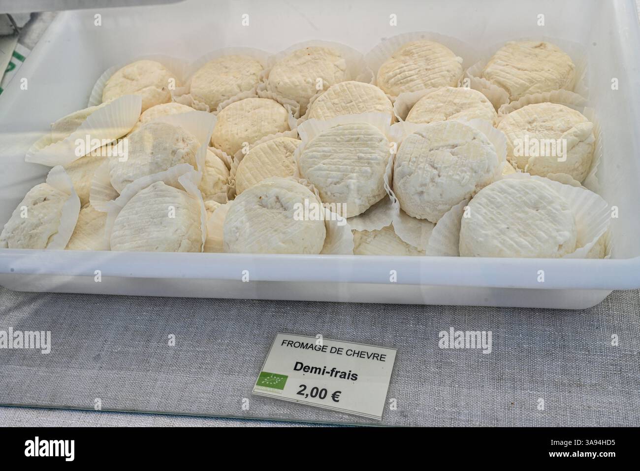 Mercato di Sisteron, nelle Alpi dell'alta Provenza. Si tiene ogni sabato, principalmente cibo proveniente dalla regione locale, formaggio di capra fresco Foto Stock