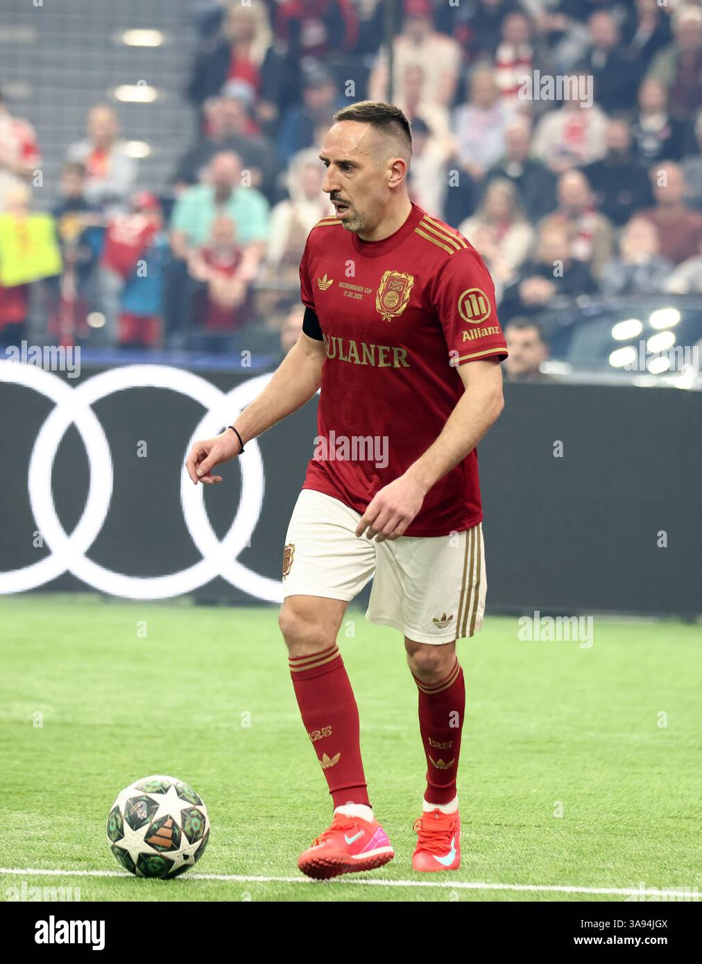 MONACO DI BAVIERA, GERMANIA - 17 MARZO: Frank Ribery FC Bayern MŸnchen in azione durante la Beckenbauer Cup 2025 al SAP Garden il 17 marzo 2025 a Monaco di Baviera, Germania. Nell'ambito del 125° anniversario del club, il 17 marzo 2025 il Bayern ospiterà un torneo di leggende unico in onore del suo defunto presidente onorario Franz Beckenbauer (1945 - 2024) © diebilderwelt / Alamy Stock Foto Stock