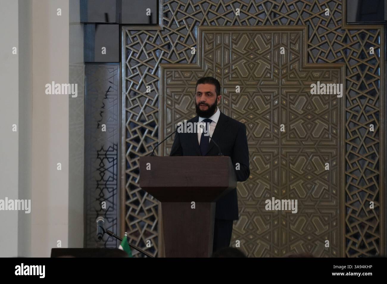 Damasco, Siria. 29 marzo 2025. Il presidente siriano Ahmed al-Sharaa parla durante la cerimonia di annuncio del nuovo governo siriano al Palazzo del popolo. Crediti: Moawia Atrash/dpa/Alamy Live News Foto Stock