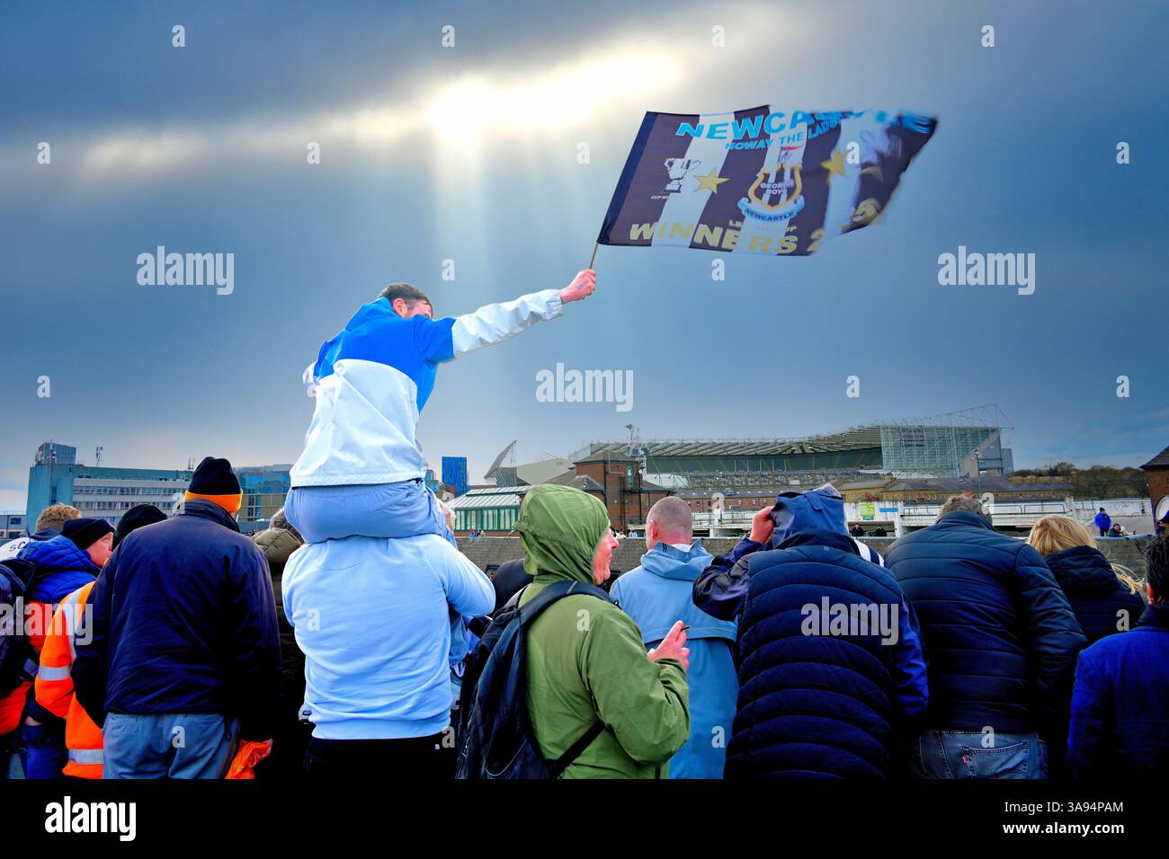 Tifoso del Newcastle United con bandiera in attesa di vedere la Carabao Cup e le squadre e i manager che scendono lungo Percy St Foto Stock