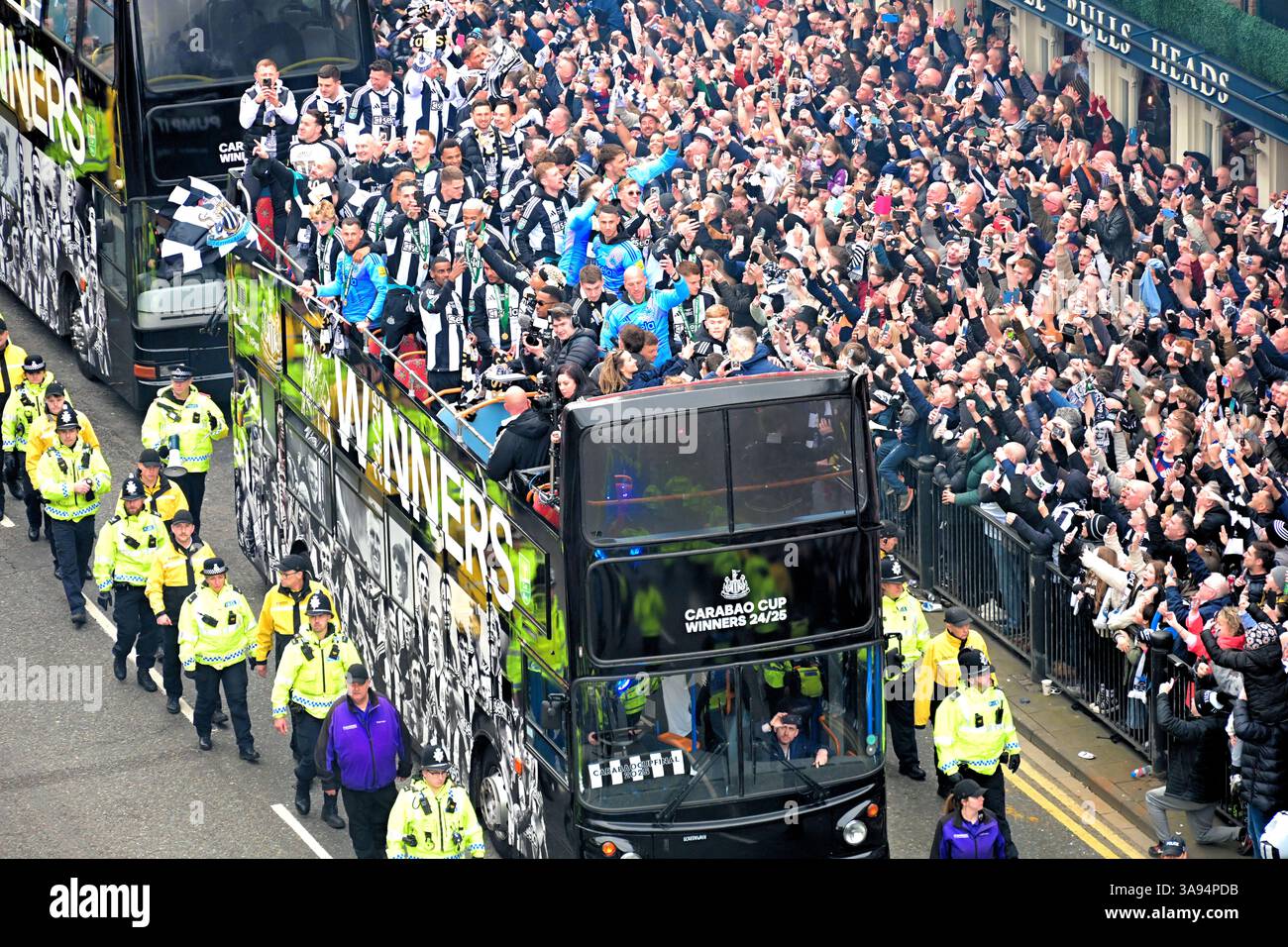 Squadra del Newcastle United con la Carabao Cup e migliaia di tifosi adoranti che guidano lungo Percy St Foto Stock