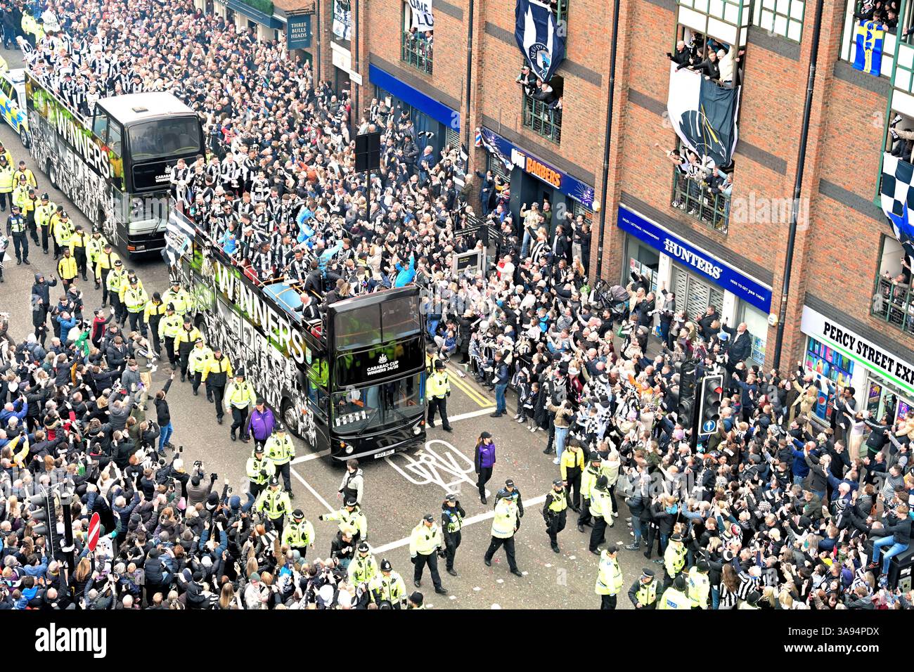 Squadra del Newcastle United con la Carabao Cup e migliaia di tifosi adoranti che guidano lungo Percy St Foto Stock
