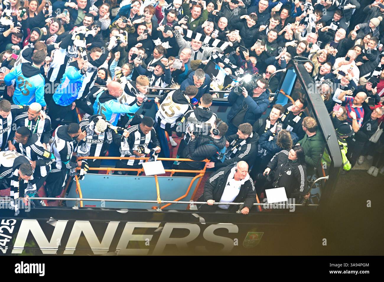 Squadra del Newcastle United e con la Carabao Cup che ha visto chiaramente Ant e Dec, con migliaia di tifosi adoranti che hanno guidato Percy St Foto Stock