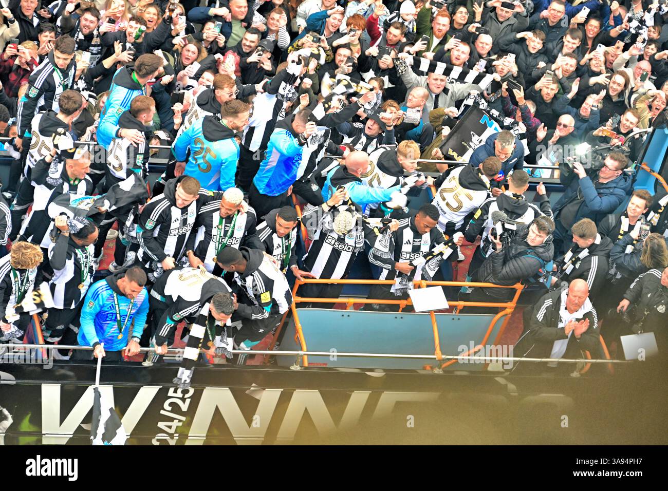 Newcastle United e Ant e Dec con la Carabao Cup, con migliaia di tifosi adoranti che guidano lungo Percy St Foto Stock