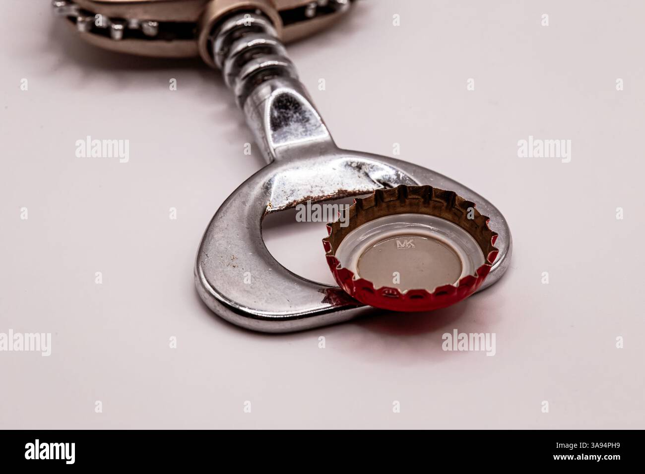 Apribottiglie e rosso tappo di bottiglia Foto Stock