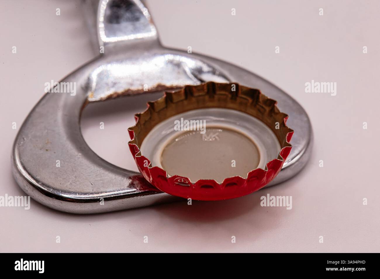 Apribottiglie e rosso tappo di bottiglia Foto Stock