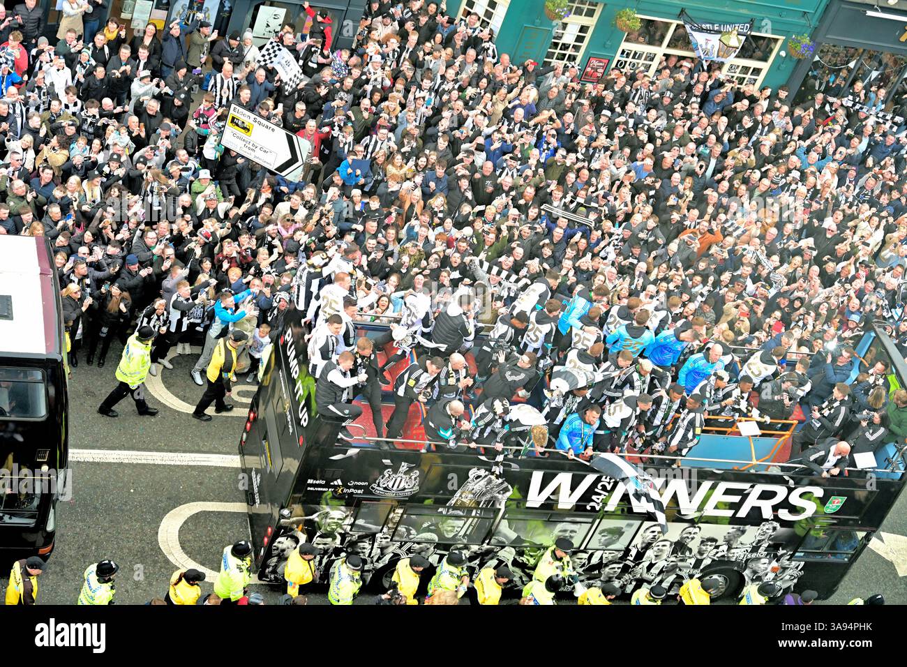 Newcastle United con la Carabao Cup presentata dal manager Eddie Howe con presenza di Ant e Dec Foto Stock