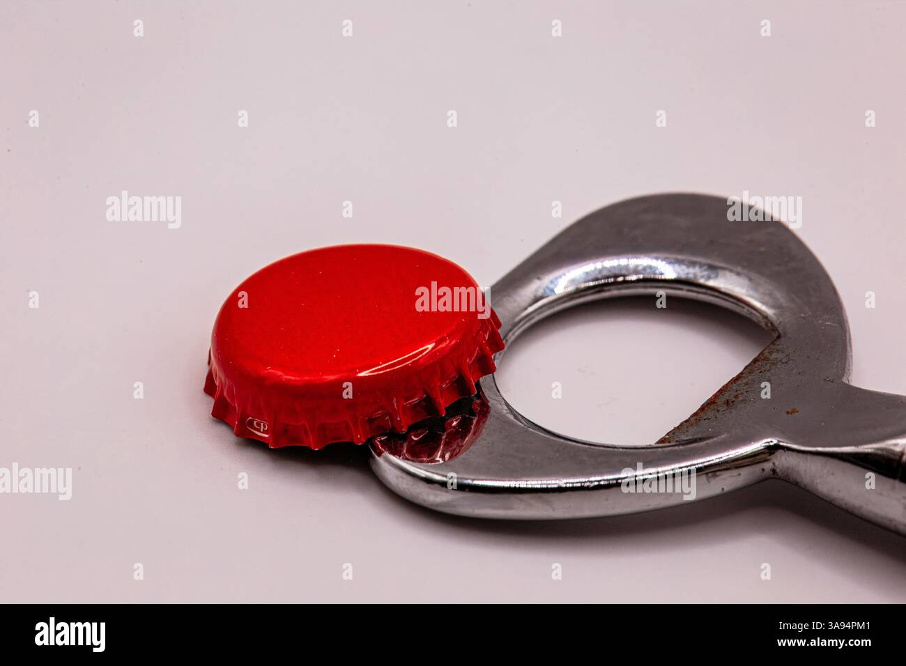 Apribottiglie e rosso tappo di bottiglia Foto Stock