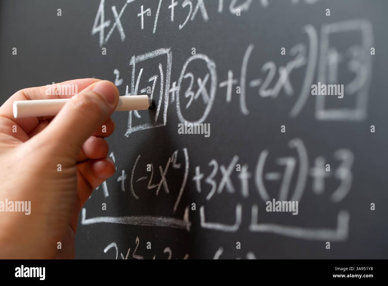 Operazioni matematiche e formula matematica dell'algebra scritta con gesso sulla lavagna Foto Stock