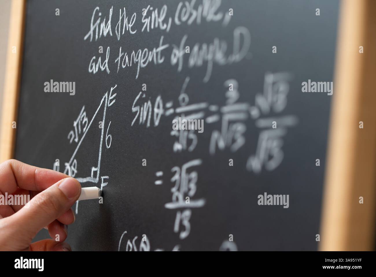 Operazioni matematiche e trigonometria formula matematica scritta con gesso sulla lavagna Foto Stock