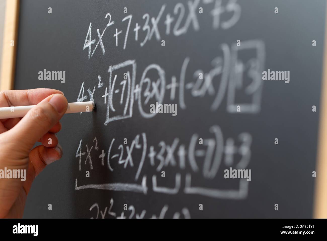 Operazioni matematiche e formula matematica dell'algebra scritta con gesso sulla lavagna Foto Stock