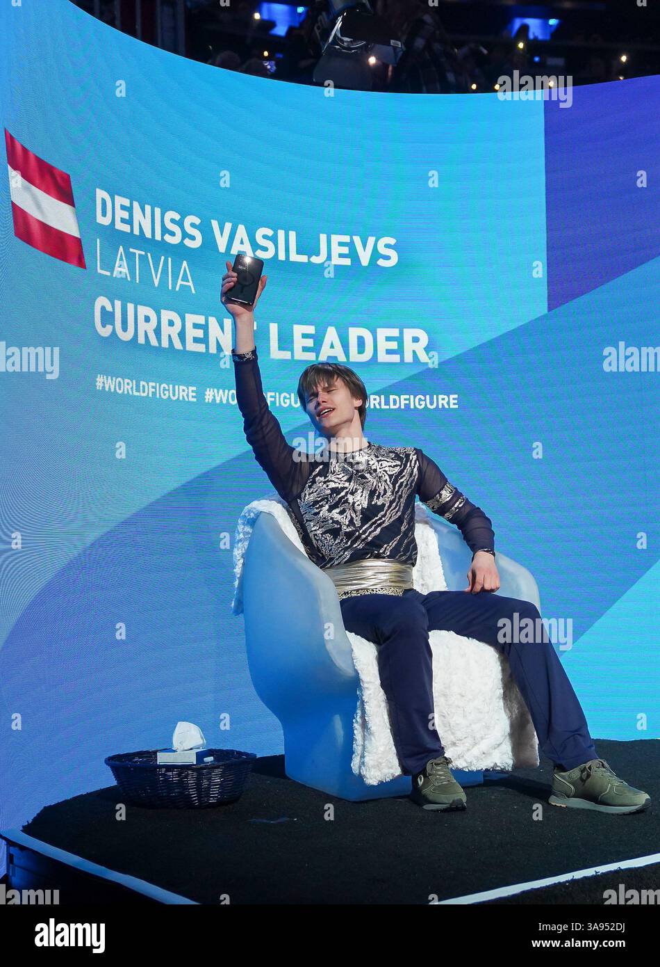 Boston, Stati Uniti. 29 marzo 2025. Deniss Vasiljevs della Lettonia canta con la folla mentre siede sulla sedia leader dopo essersi esibito nel programma di pattinaggio libero maschile durante i Campionati del mondo di pattinaggio di figura ISU svoltisi al TD Garden di Boston, il 29 marzo 2025. Foto di Amanda Sabga/UPI credito: UPI/Alamy Live News Foto Stock