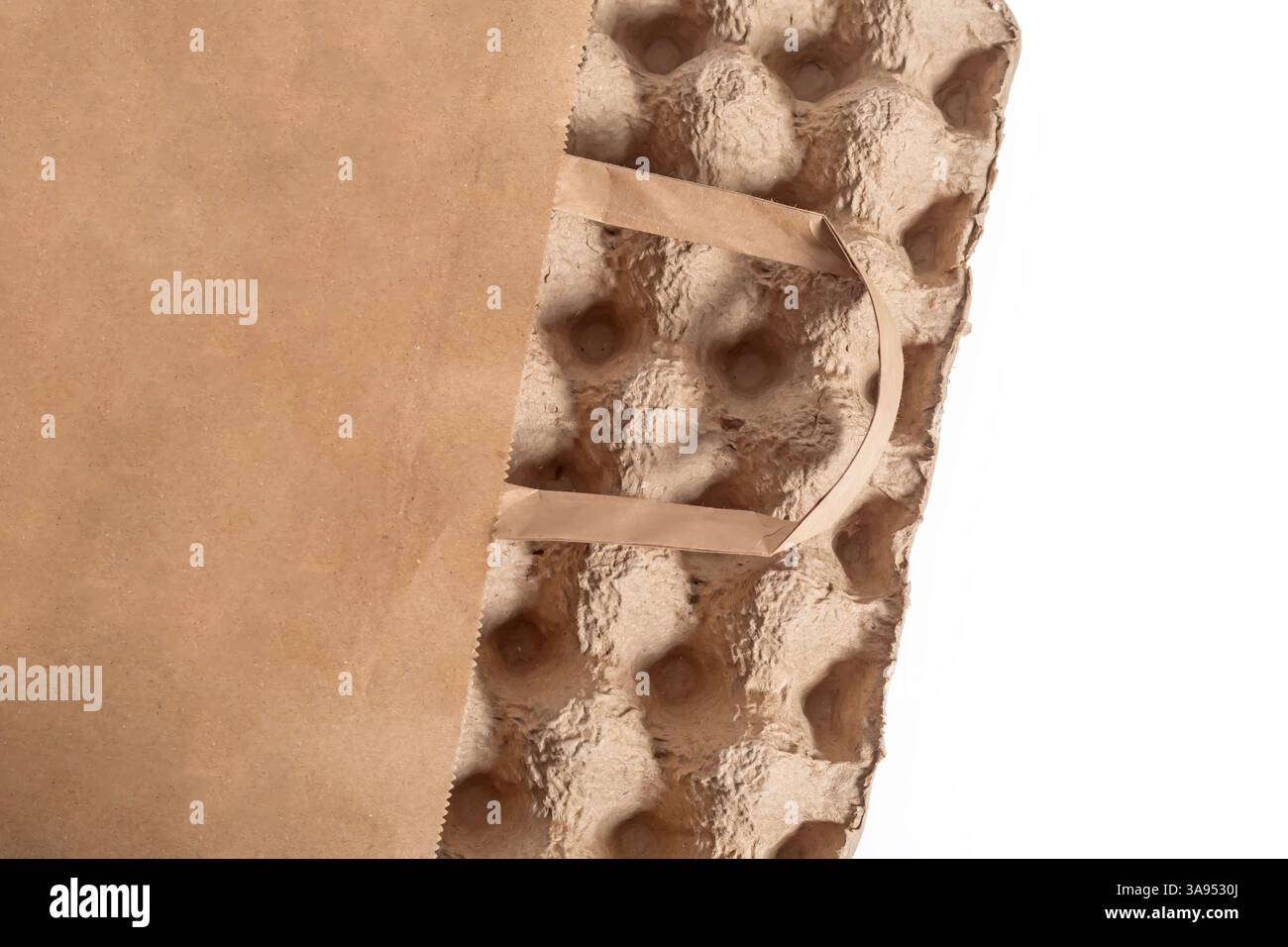 Un'immagine ravvicinata che mostra un sacchetto di carta e un imballaggio organico riciclato che enfatizza la sostenibilità e i materiali ecocompatibili. Foto Stock