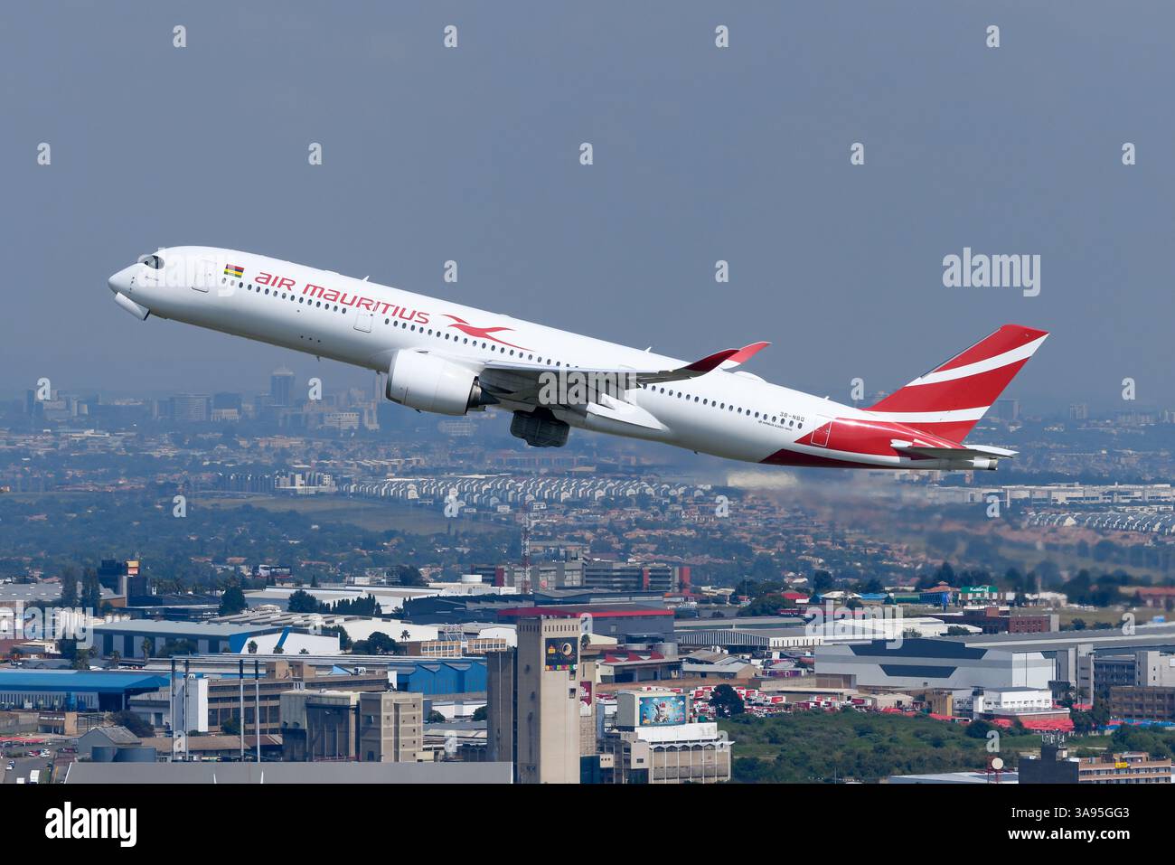 Air Mauritius Airbus A350 in decollo. Moderno aeromobile A350-900 XWB della compagnia aerea AirMauritius in partenza. Air Mauritius aereo A359. Foto Stock