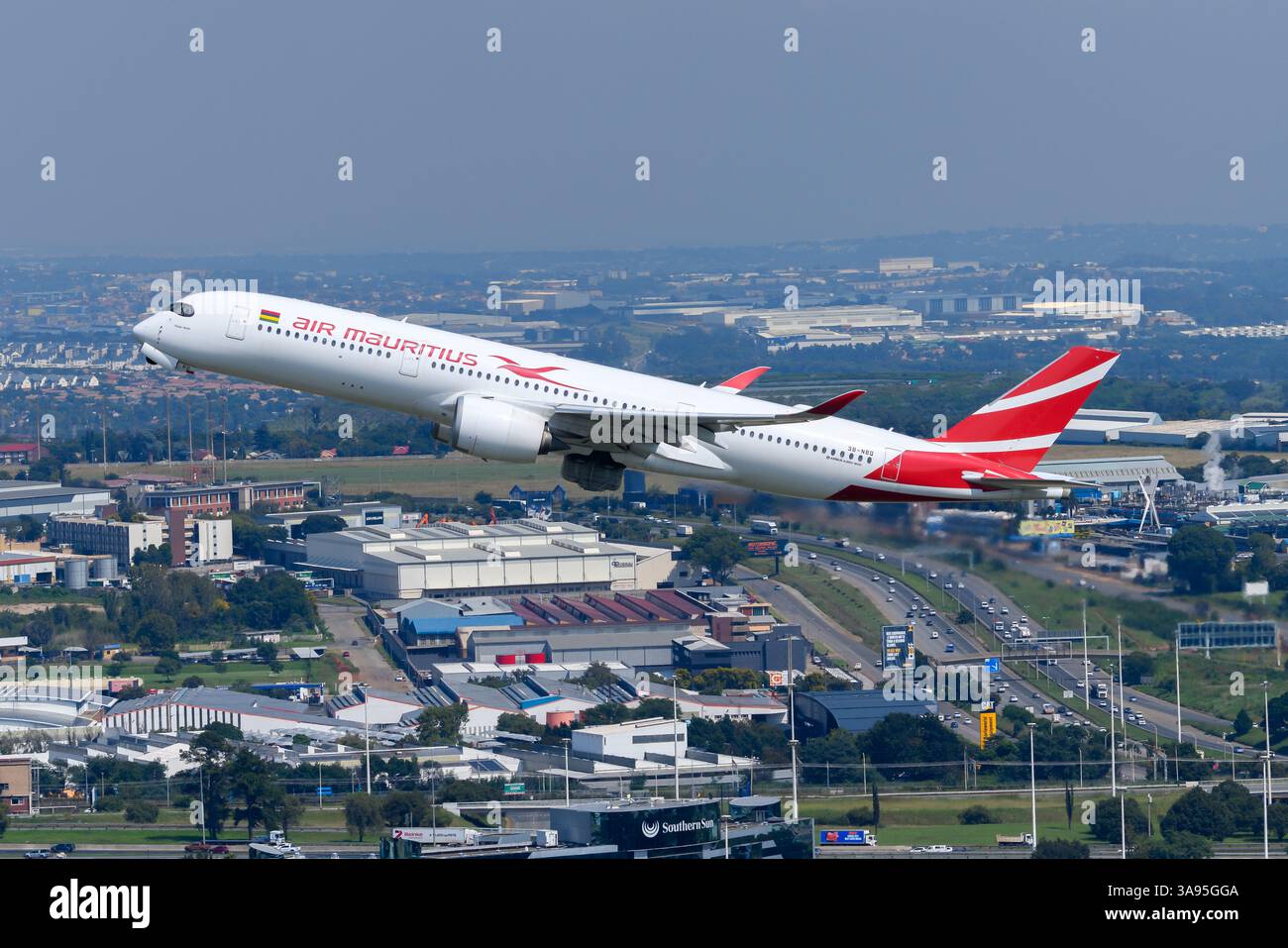 Air Mauritius Airbus A350 in decollo. Moderno aeromobile A350-900 XWB della compagnia aerea AirMauritius in partenza. Air Mauritius aereo A359. Foto Stock